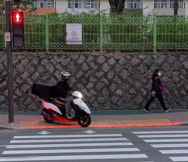 4. "Güney Kore'de yerde de trafik ışıkları var. Bu sayede telefonlarına bakan insanlar ışıkları fark edebiliyorlar."