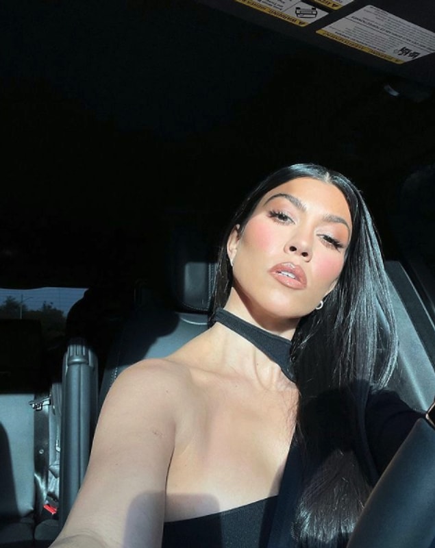 Kourtney Kardashian yaşadığı dolu dizgin aşk hayatı ile son dönemlerde oldukça popüler olan isim.