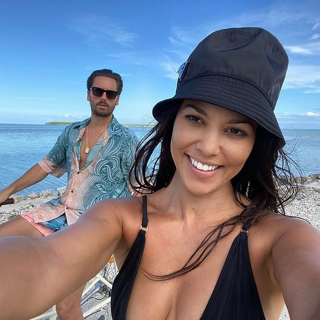 Kardashian, Barker'dan önce Scott Disick ile birlikteydi. 9 senelik bir ilişkisi olan çiftin 3 tane de çocukları vardı.
