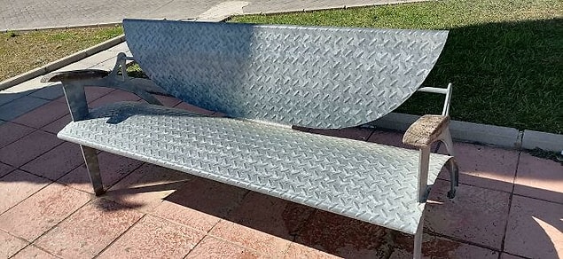4. Parktaki bu banka güneşli günlerde oturmak imkansız.