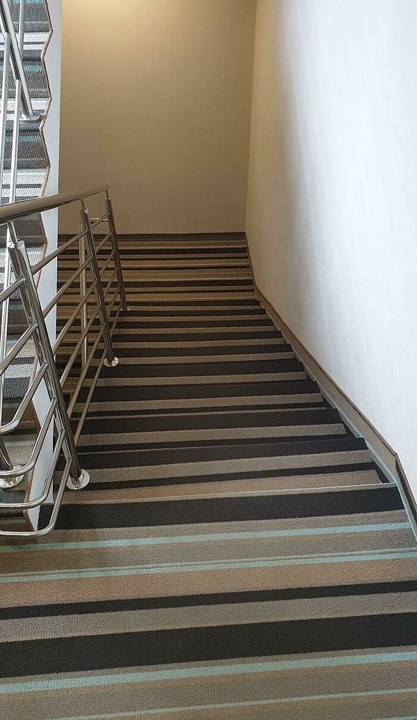 11. Bu otelin merdivenlerindeki halı yüzünden değil sarhoş, en ayık kafayla bile düşme tehlikesi var.