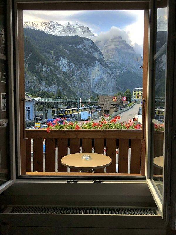 24. İsviçre'deki bu otelin balkonuna sadece pencereden çıkılabiliyor.