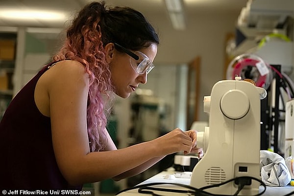 Единственное условие - футболка, на которую пришиты волокна, должна плотно прилегать к груди.