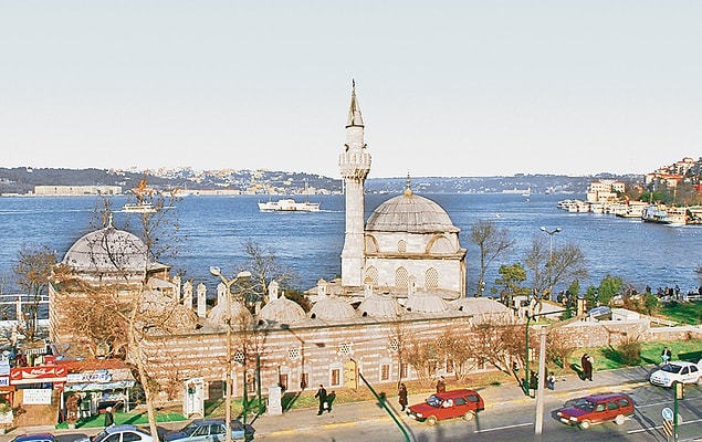 Ertesi yıl tamir edilen ancak Cumhuriyet dönemine harabe olarak ulaşan, birçok yeri eksik, medresesi hayvan barınağı olarak kullanılan külliyenin restorasyonunu ise bizzat Atatürk emreder.
