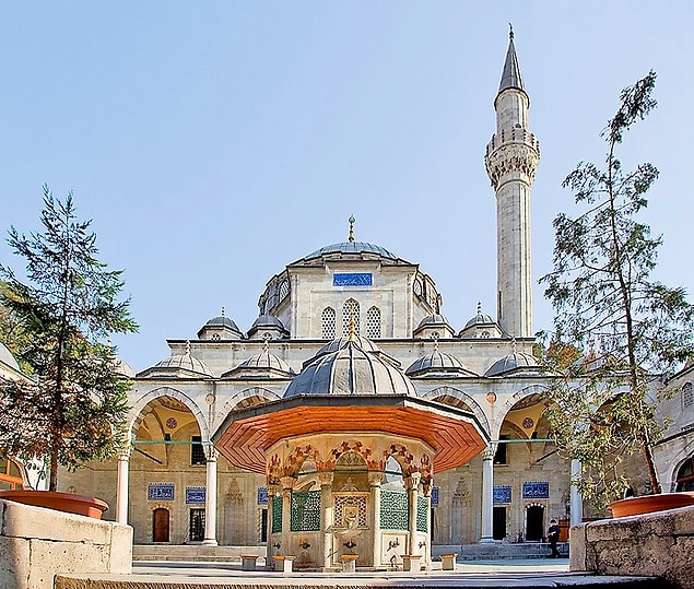 Bir gün Sokullu ile Şemsi Paşa'nın sohbetinde laf 1572'de Sokullu'nun adına yapılan külliyeye gelir. Şemsi Paşa şöyle der: Koca Sinan'a cami yaptırdın, ama bak kuşlar üstüne pisliyor.