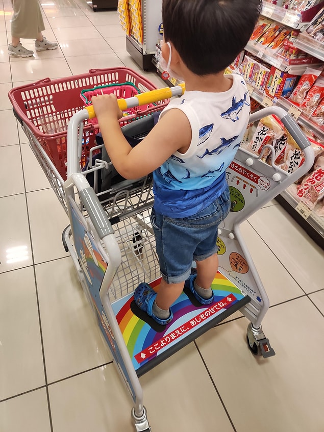 7. Hem ebeveynler hem de çocuklar için mükemmel bir market arabası olmuş: