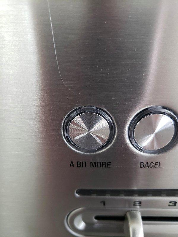 11. Ekmek kızartma makinem ekmekleri istediğim kadar kıtır yapmıyor diyenler için bu makineye "Biraz Daha" kızartma butonu koyulmuş: