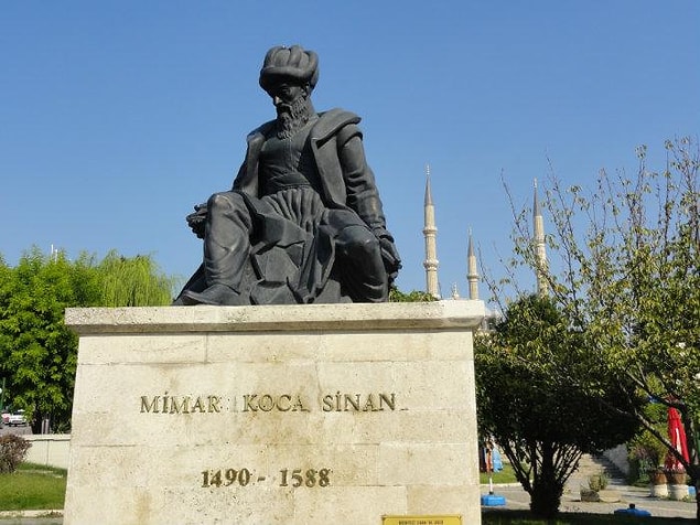 Gel zaman git zaman Şemsi Paşa da adına yaraşır bir cami yaptırmak ister ve diğer taraftan Sokullu'ya söyledikleri de hatırındadır. Tükürdüğünü yalamak istemez ve...