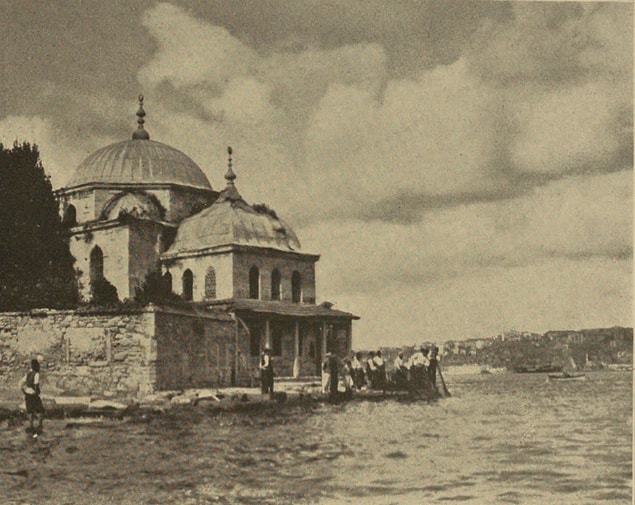 Bu arada külliyenin tarihi de enteresandır. Mimar Sinan'ın notlarından anlaşıldığı üzere medrese bir süre tekke olarak kullanılır. Bunun yanında Balkan Savaşları sırasında...
