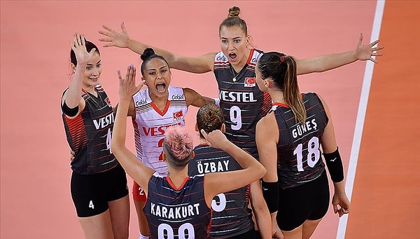 Geçtiğimiz akşam A Millilerimiz, Avrupa Voleybol Şampiyonası'nda Polonya'yı 3-0 mağlup ederek yarı finale yükseldi!