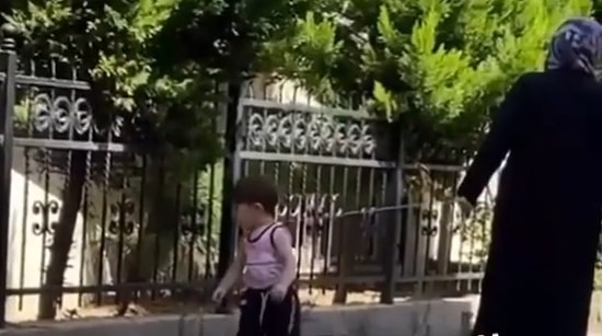 Küçükçekmece'de Çocuğa İp Bağlayıp Gezdiren Kadın