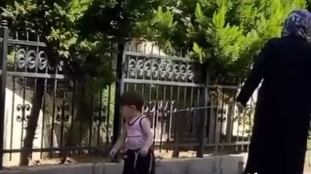 Küçükçekmece'de Çocuğa İp Bağlayıp Gezdiren Kadın
