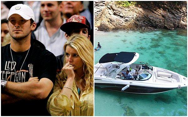 8. Jessica Simpson, eski sevgilisi Tony Romo'nun 28. yaş gününde hediye olarak 100 bin dolar değerinde bir sürat teknesi almıştı.