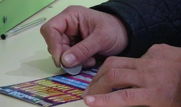 8. "Buluştuğum adamın parası olmadığı için benden 10 dolar borç istedi. Güya içecek almaya gitmişti ama markette kazı kazan oynamış! Hatta 60 dolar kazanmıştı. Sonra gece kulübüne gitmeyi teklif etti ama ben gelmek istemeyince tek başına gitti..."