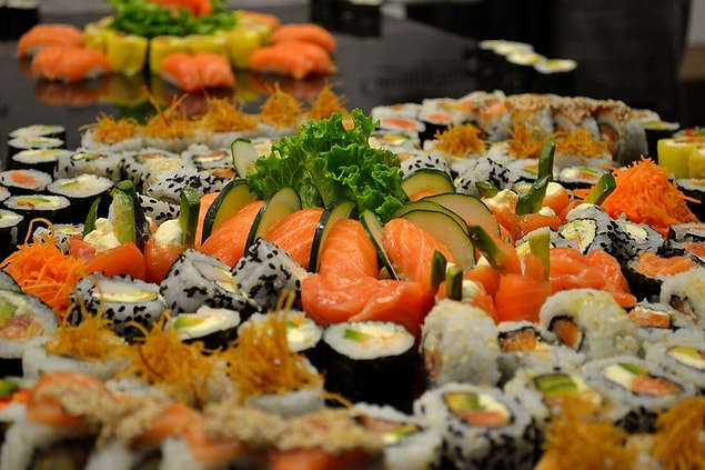 12. "Bir buluşmada ilk defa sushi yemeye gitmiştim. Sushilerin her birinin teker teker geleceğini düşündüğüm için 13 tane söyledim. Sadece benim siparişlerimi sığdırmak için iki masayı birleştirmek zorunda kaldılar..."
