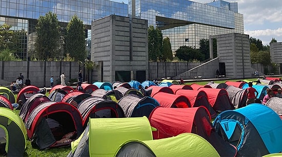 Evsizlerden Paris Valiliği Önünde Çadırlı Eylem