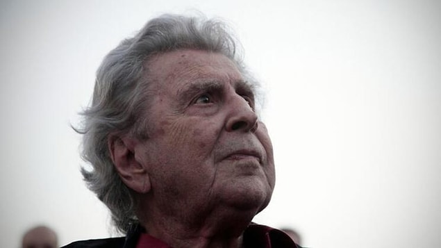 29 Temmuz 1925 tarihinde Sakız adasında doğan Theodorakis ilk şarkısını 13 yaşında bestelemiş, 17 yaşında ilk konserini vermişti.