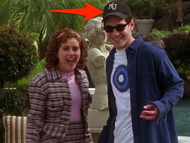 12. 'Clueless' filminde Paul Rudd'un taktığı Kansas Üniversitesi şapkası gerçekten de oyuncunun şapkasıymış. Üniversitesine ve mezun arkadaşlarına selam göndermek isteyen Rudd, kostüm ekibinden bu şapkayı kullanmak için izin almış.