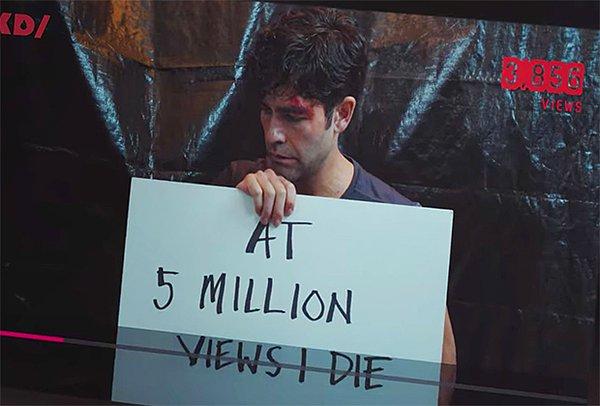Bu kez ise pankartta, yayınlanan video 5 milyon görüntülenme aldığı takdirde Nick'in öleceği yazıyor!