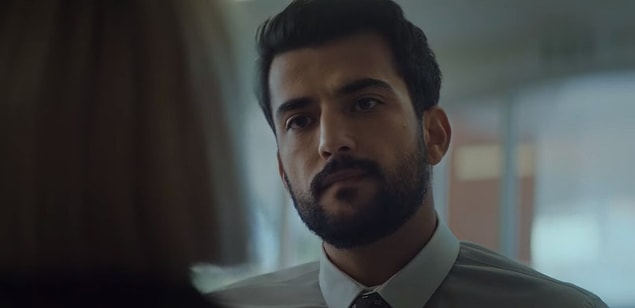 Aile, Roshan isimli bir detektifle konuşuyorlar ve aramalar başlıyor. İyi haber bekledikleri sırada ortaya yeni bir video çıkıyor... Bu kez Nick'in elindeki pankartta 'Bir kadını öldürdüm' yazıyor!