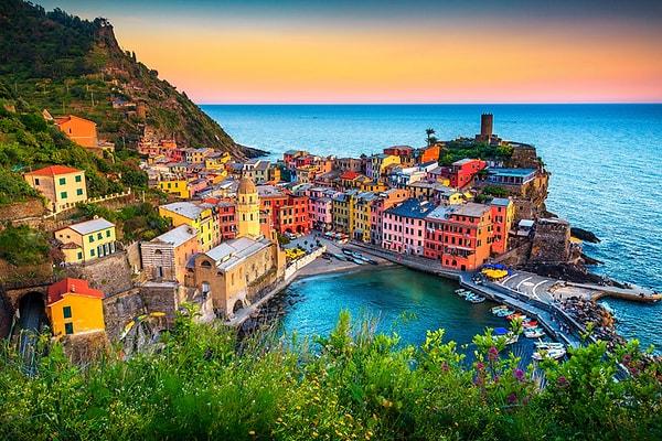 6. Rengarenk evlere ev sahipliği yapan Cinque Terre, özellikle günbatımında fantastik bir güzelliğe bürünüyor.