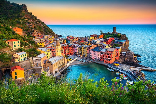 6. Rengarenk evlere ev sahipliği yapan Cinque Terre, özellikle günbatımında fantastik bir güzelliğe bürünüyor.