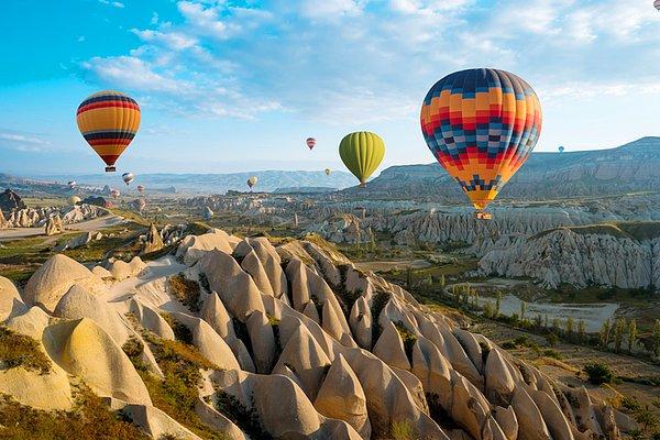 10. Ülkemizin gözbebeği Kapadokya, gün doğumunda gökyüzüne havalanan balonlarla renkleniyor.