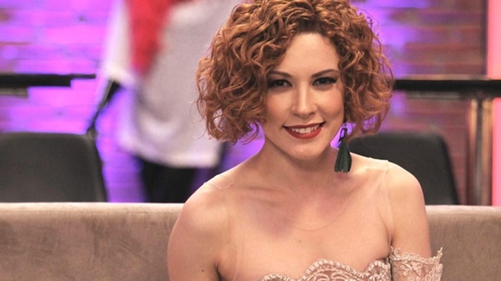 Açelya Topaloğlu Siyah Bikinisiyle Kayalığın Üzerine Çıktı! ‘Aşk Yaşıyorum’