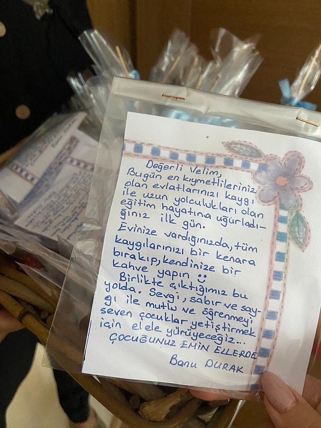 Velilerin de içini rahatlatacak notlar yazmış. Ne kadar düşünceli... 🤩