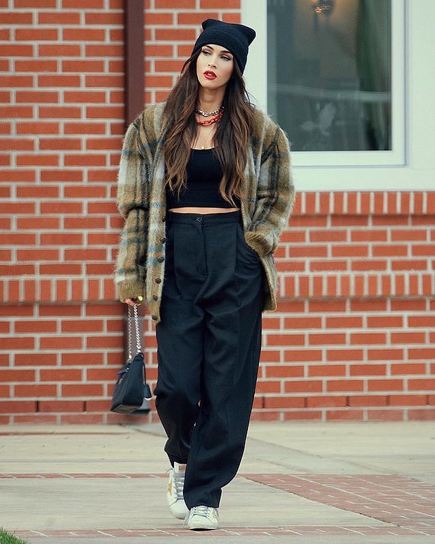 Bu ilişkiye kadar sade ve günlük hayatta da sıradan bir tarzı olan Megan Fox, aniden trendlere uyum sağlamaya başladı.