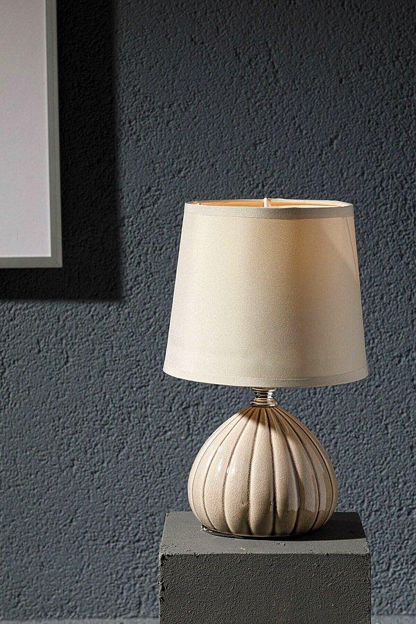 9. Evinizde lambader yerine bir abajur kullanın.