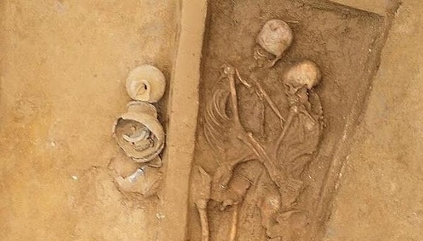 Arkeologlar, Çin'in kuzey tarafındaki bir kazı esnasında birbirine sarılarak gömülmüş bir çiftin tam 1500 yıllık mezarını buldu.