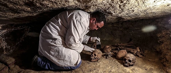 Söz konusu alanda bir çiftin daha mezarını bulan arkeologlar, o çiftin bu şekilde sarılmadığının altını çizerek bu çifti başka bir yerde tutuyor.