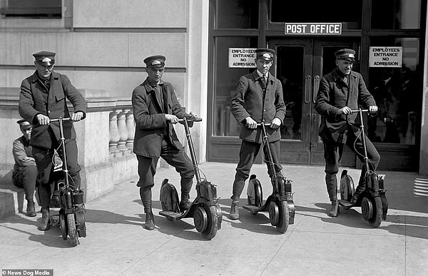 2. Четыре почтальона из специальной службы доставки Почтовой службы США опробуют свои новые скутеры, известные как Autoped, в 1916 году. Это изображение является частью набора, показывающего первое в истории повальное увлечение моторизованными скутерами более ста лет назад.