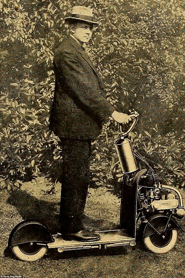 11. Человек на самокате Autoglider в Бирмингеме, около 1920 года.