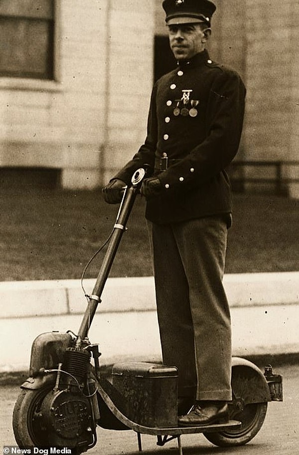 14. Эрнест Б. Дэниэлс, морской пехотинец из Бостона, штат Массачусетс, на своем автопеде, около 1921 года .