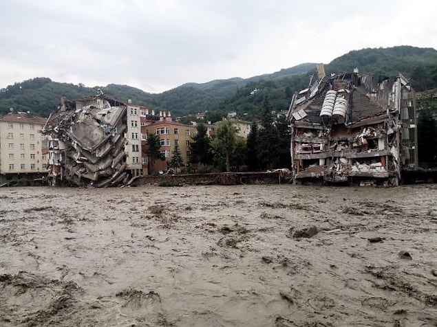 Öte yandan Karadeniz'de başlayan sel felaketleri de hepimizi derinden üzmüş, her yeri yıkıp geçmişti!
