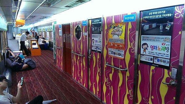18. Güney Kore trenlerinde tek kişilik karaoke odaları var.