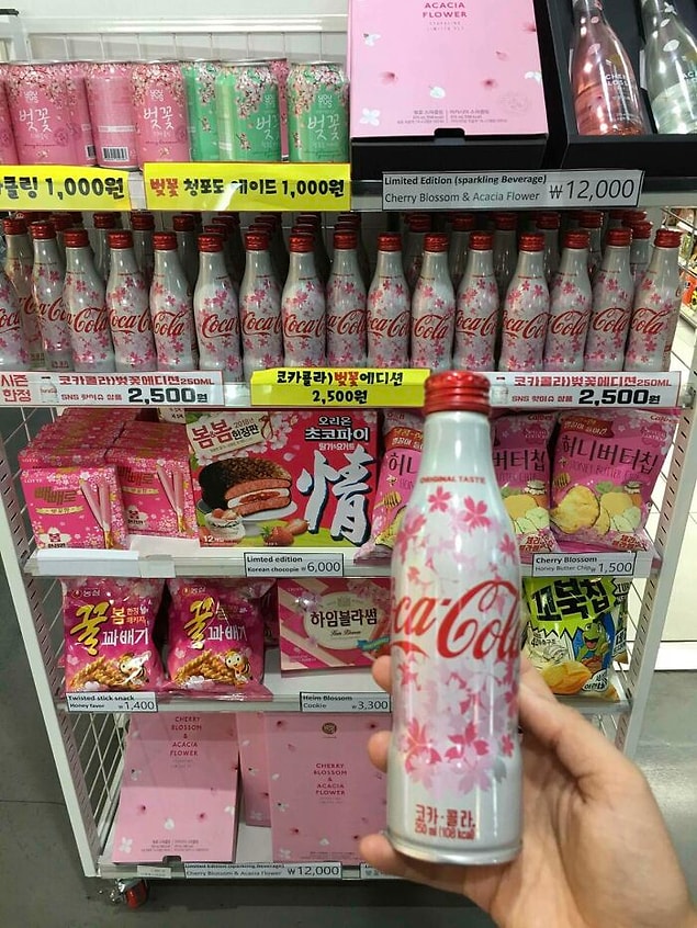 23. Kiraz çiçeği desenli coca cola şişeleri.