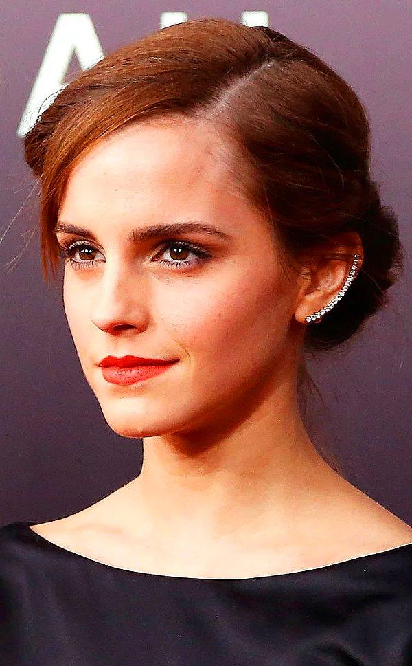 3. Harry Potter serisinin Hermione'si İngiliz oyuncu Emma Watson asil aksesuar seçimlerinde çok başarılı.