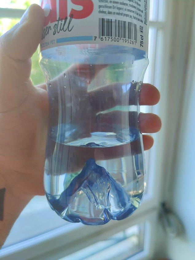 18. "İsviçre'deki bu su şişelerinin içinde ünlü Matternhorn dağının kabartması var!"