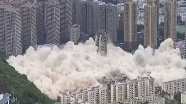Çin'in Kunming kentinde 2011 yılında yapımına başlanan gökdelen projesi, yıkımla sonuçlandı. Sermaye yetersizliği nedeniyle 2012 yılında farklı bir firmaya devredilen proje, çeşitli nedenlerden dolayı 2013 yılında yeniden durduruldu.