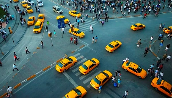 İstanbul'un en büyük sorunlarından biri olan taksi problemi her geçen gün artarken, bir türlü çözüm bulunmamasına insanlar isyan etmeye devam ediyordu.