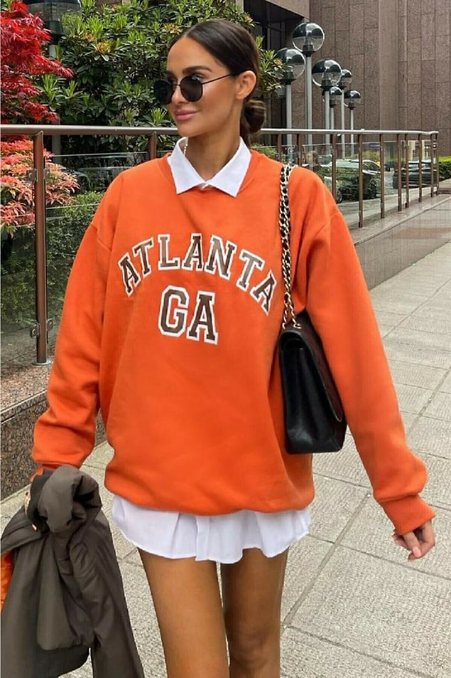 4. Bahar mevsiminin vazgeçilmezidir sweatshirtler... Oversize sweatshirtleri elbise olarak kullanabileceğiniz gibi, taytlarla da kombinleyebilirsiniz.
