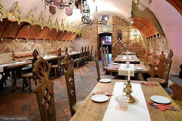 18. 1275 yılında kurulan Avrupa'nın en eski restoranı Piwnica Świdnicka'da yemek yeme şansınız var.