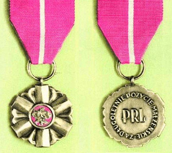 19. Cumhurbaşkanı en az 50 yıldır evli olan çiftlere madalya vermektedir.