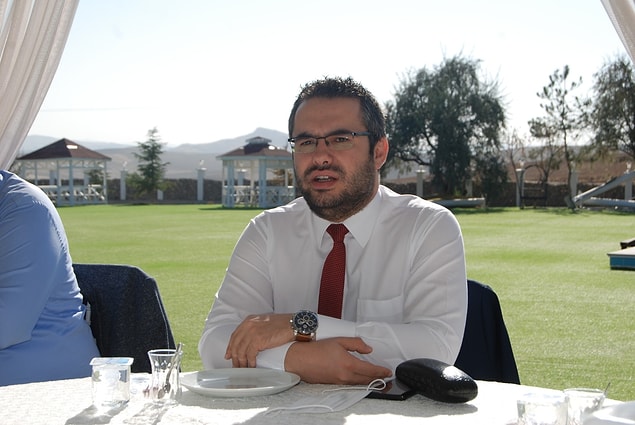 Tanımayanlarınız için Volkan Memduh Gültekin, Ankara Büyükşehir Belediyesi Basın Yayın ve Halkla İlişkiler Dairesi Koordinatör'lüğü yapan bir gazeteci.