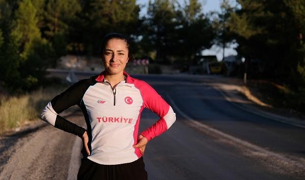 Kızının her gün 15 kilometre koştuğunu söyleyen Ahmet Ateşli (55) ise, “Allah kızımın yolunu açık etsin. Ben elimden gelen desteği yaptım, yapmaya da devam edeceğim. Hiç yılmadı, koştu. Ben bahçeye patpat diye tabir ettiğimiz tarım aracıyla gidiyorum. O da peşimden 15 kilometre koşuyor. Kızımla gurur duyuyorum. Kızımın tek hayali yurt dışında bayrağımızı göndere çekmek. En büyük gururum bu diyor” dedi.