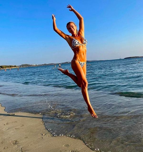 9. Yunanistan'da tatil yapan Ivana Sert bikinili pozları ile herkesi büyüledi...