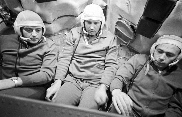Görevliler ses gelmediğini görünce kapıyı açıp içeri girdiklerinde ise 3 kozmonotu koltuklarında uyuyor halde gördü.